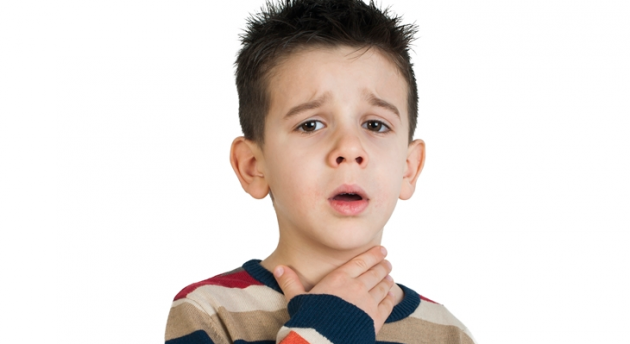 Причины появления неприятного запаха из уха у грудничка и способы устранения проблемы