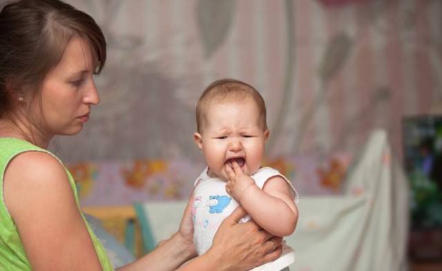 Когда режутся первые зубы у младенцев, во сколько месяцев: схема и последовательность