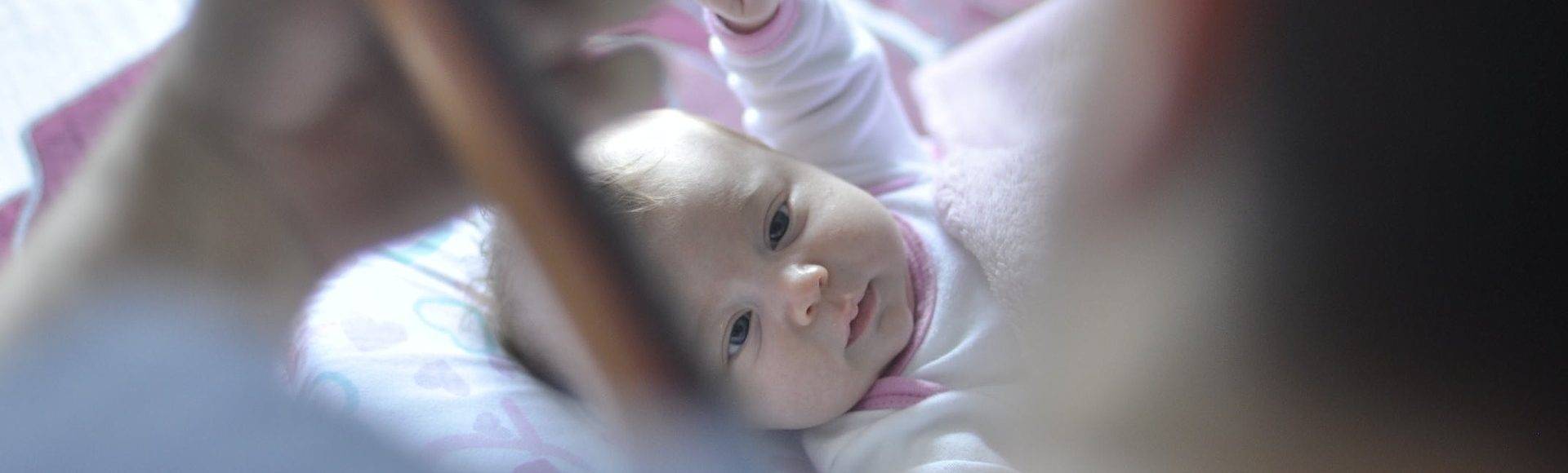 Когда ребенок начинает спать всю ночь: как приучить его, с какого возраста?