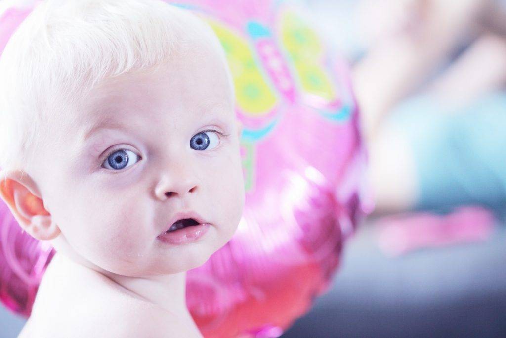 Когда меняется цвет глаз у новорожденных: какого они цвета у маленьких детей?