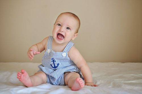 Развитие ребенка в 7 месяцев: питание, вес и рост, что должен уметь (таблица)